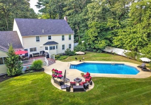 181 Johnny Cake St, North Andover MA 01845-5613 exterior