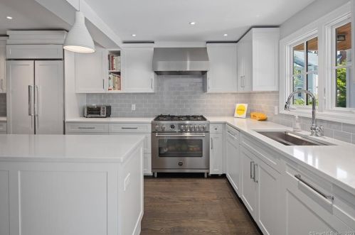 5 Mansfield Pl, Westport CT  06880-5045 exterior