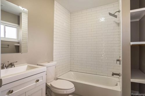 5604 Blackmoor St, Commerce Township MI  48382-3220 exterior