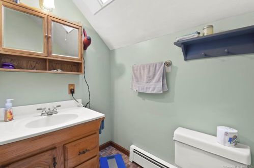 124 Center St, Windsor Locks CT 06096-2708 exterior