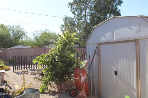 8011 Julia St, Tucson AZ 85710-4821 exterior