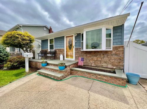 42 Tameling Ave, Babylon, NY 11702-3607
