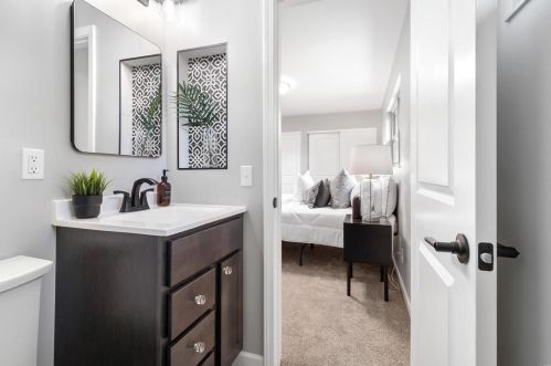 1049 Fernpark Dr, Saint Louis MO 63141-6132 exterior