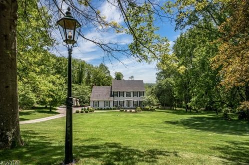 23 Chaucer Dr, Hackettstown, NJ 07840-4701