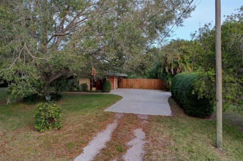 5406 Palmetto Dr, Fort Pierce FL 34982-7481 exterior