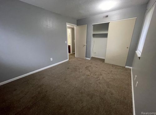 710 Dewitt Dr, Dewitt, MI 48820-9559