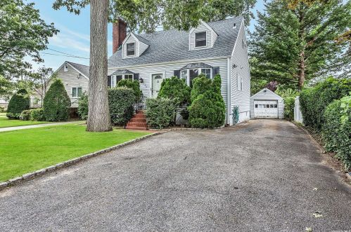 138 Cornwell Ave, Valley Stream, NY 11580-4740