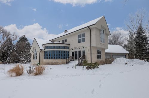 9459 River Bend Ct, Milwaukee, WI 53217-1022