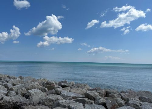 7607 Lake Dr, Milwaukee WI  53217-2909 exterior