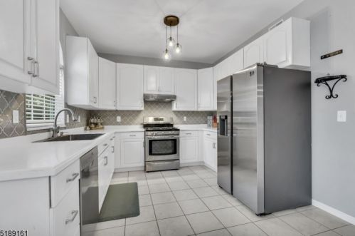 26 Francis Dr, Bridgewater NJ  08807-5714 exterior