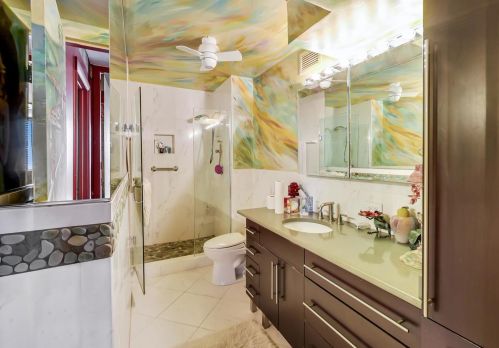 200 Delaware Pl, Chicago IL 60611-1798 exterior