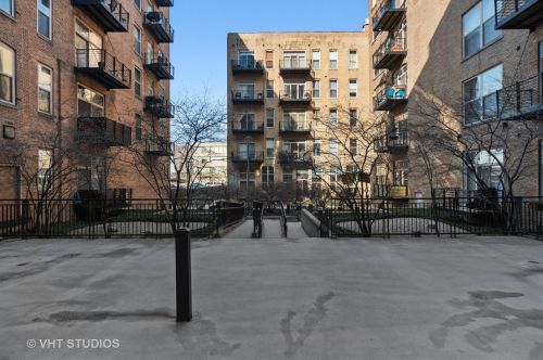 420 Clinton St, Chicago IL 60607-3803 exterior