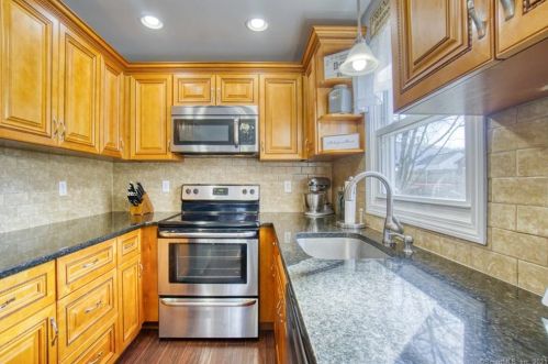 42 Apple St, Wallingford, CT 06492-2904