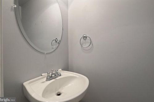 6747 Applemint Ln, Alexandria VA 22310-2649 exterior