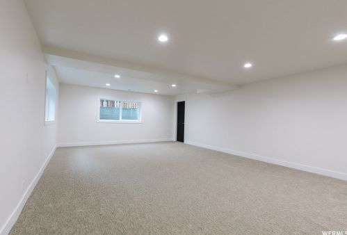 2621 Rockwell Dr, Sandy UT 84093-1967 exterior