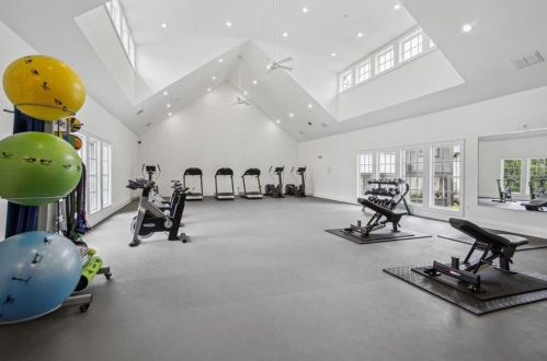 6607 Beacon Dr, Atlanta GA 30328 exterior