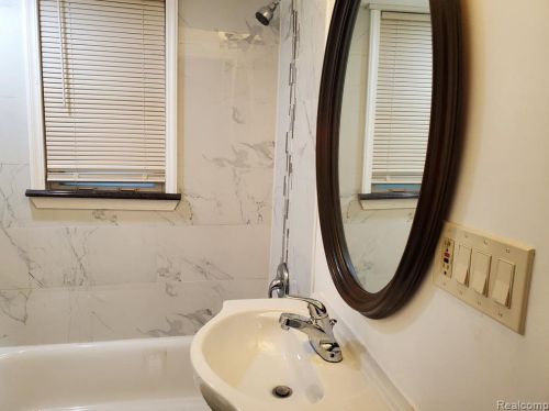 18033 Hanna St, Melvindale MI  48122-1422 exterior