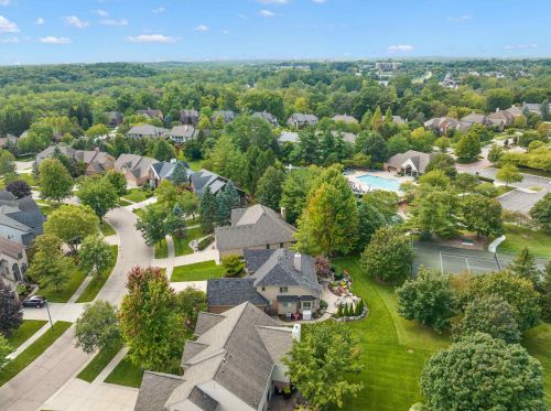 1039 Bloomview Cir, Rochester MI 48307-1728 exterior