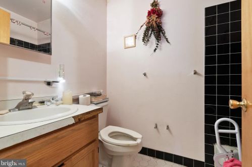 526 Longshore Ave, Philadelphia PA 19111-4424 exterior