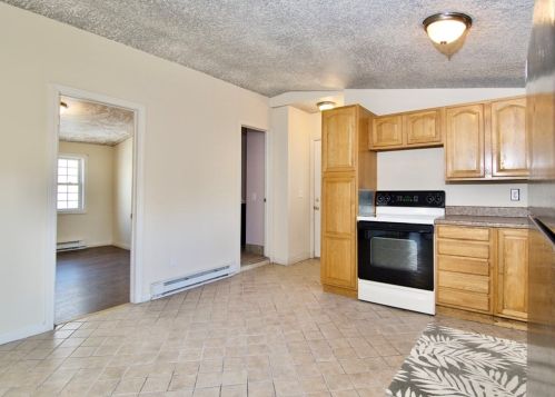 85 Acushnet Ave, Springfield MA 01105-2216 exterior