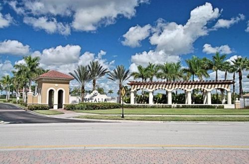 9601 Royal Poinciana Dr, Fort Pierce FL  34987-2508 exterior