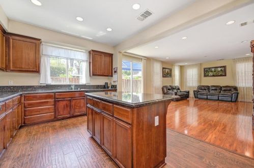 1302 Tapestry Ln, Concord CA 94520-3965 exterior