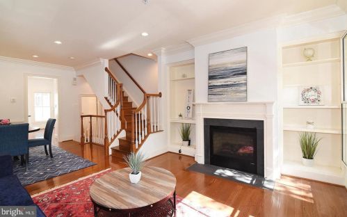 713 Carpenter Rd, Alexandria VA  22314-6227 exterior