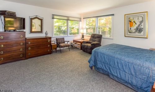 1490 Fox Trl, Mountainside NJ 07092-1301 exterior