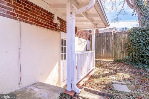 2701 Farmington Dr, Alexandria VA 22303-1315 exterior