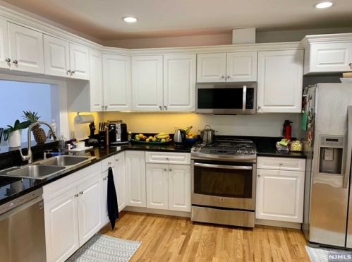 48 Legend Hills Dr, Edgewater NJ  07020-2125 exterior