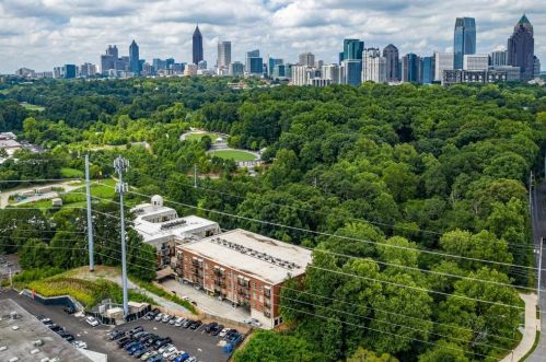 560 Dutch Valley Rd, Atlanta GA  30324-5304 exterior