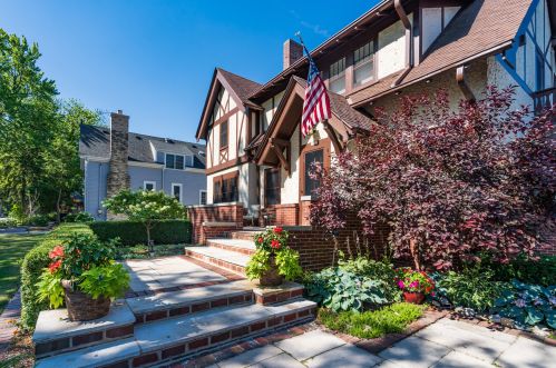 5925 Lk Dr, Milwaukee WI 53217-4629 exterior