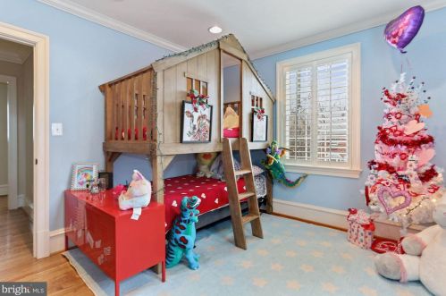 25 Masonic Vw Ave, Alexandria VA 22301-2203 exterior