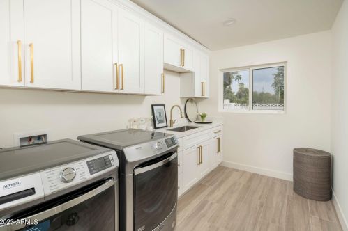 9052 29th St, Phoenix AZ  85028-5302 exterior