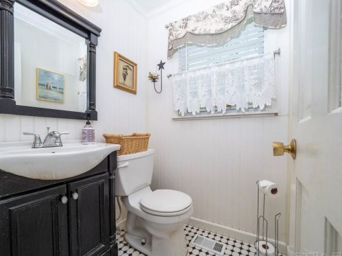 128 Deforest Rd, Wilton CT 06897-1910 exterior