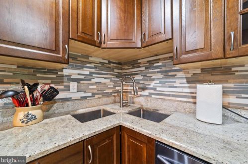 72 Holly Ct, Trenton NJ 08619-4636 exterior