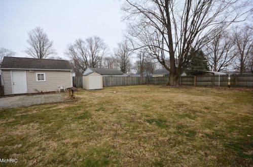 417 Douglas Ave, Three Rivers, MI 49093-2247