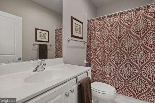 720 Bracey Ln, Alexandria VA  22314-6245 exterior