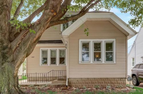 2227 84th St, Milwaukee, WI 53227-1739