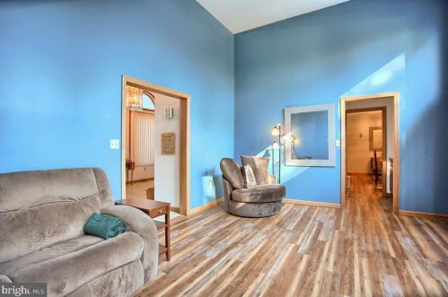 409 Dart Dr, Hanover PA 17331-1327 exterior