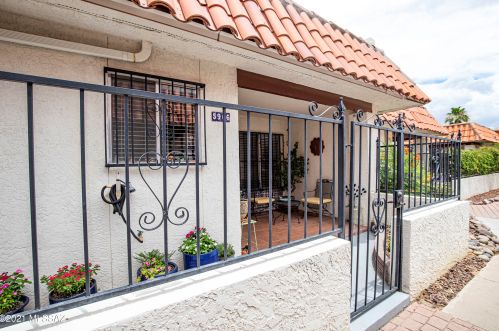 5966 Sun County Blvd, Tucson, AZ 85712-2346