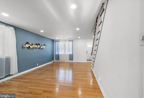 1024 Knorr St, Philadelphia PA 19111-4932 exterior