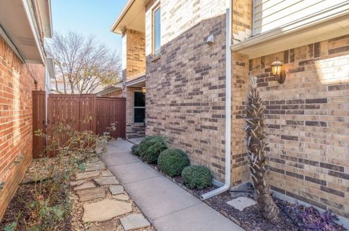 9438 Blue Jay Way, Irving TX  75063-6403 exterior