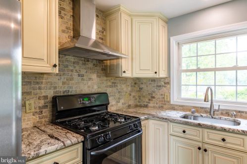 136 Dunsinane Dr, New Castle DE 19720-2323 exterior