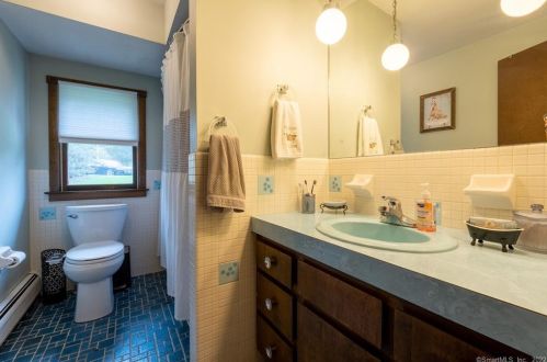 87 Mcdivitt Dr, Manchester CT 06042-2239 exterior