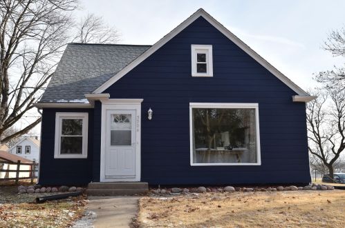 5504 33rd St, Milwaukee WI  53221-4026 exterior