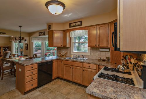 1800 Weymouth Dr, Grand Rapids, MI 49508-3716