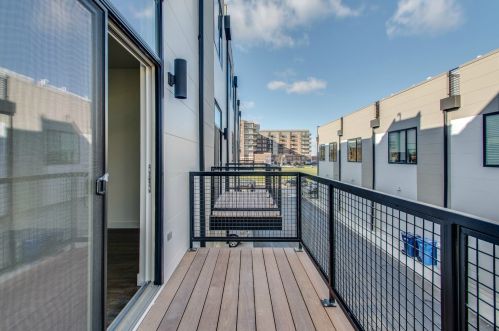 450 Oak St, Chicago IL 60610-7298 exterior