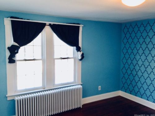 87 St, Windsor CT 06095-2408 exterior