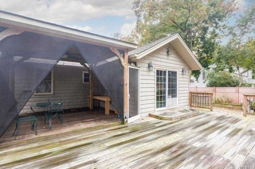 670 Locust Ave, Bohemia NY 11716-2144 exterior